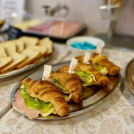 ריצ'יונה Hotel Byron Solo Per Giovani מראה חיצוני תמונה