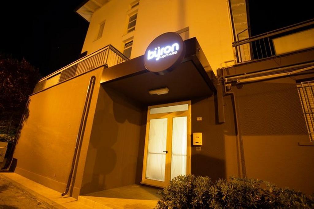 ריצ'יונה Hotel Byron Solo Per Giovani מראה חיצוני תמונה