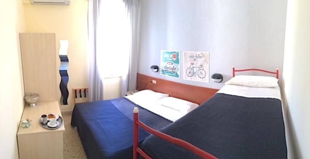 ריצ'יונה Hotel Byron Solo Per Giovani מראה חיצוני תמונה