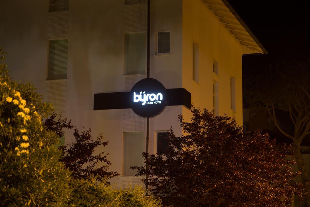 ריצ'יונה Hotel Byron Solo Per Giovani מראה חיצוני תמונה