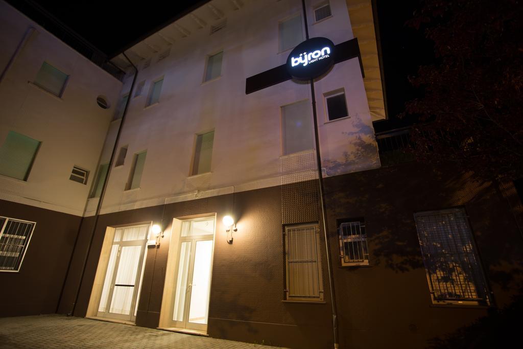 ריצ'יונה Hotel Byron Solo Per Giovani מראה חיצוני תמונה