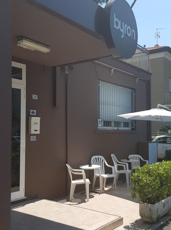 ריצ'יונה Hotel Byron Solo Per Giovani מראה חיצוני תמונה